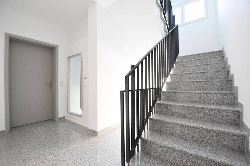 Dachgeschoss-Wohnung mit Sichtgebälk, Aufzug und großem Balkon