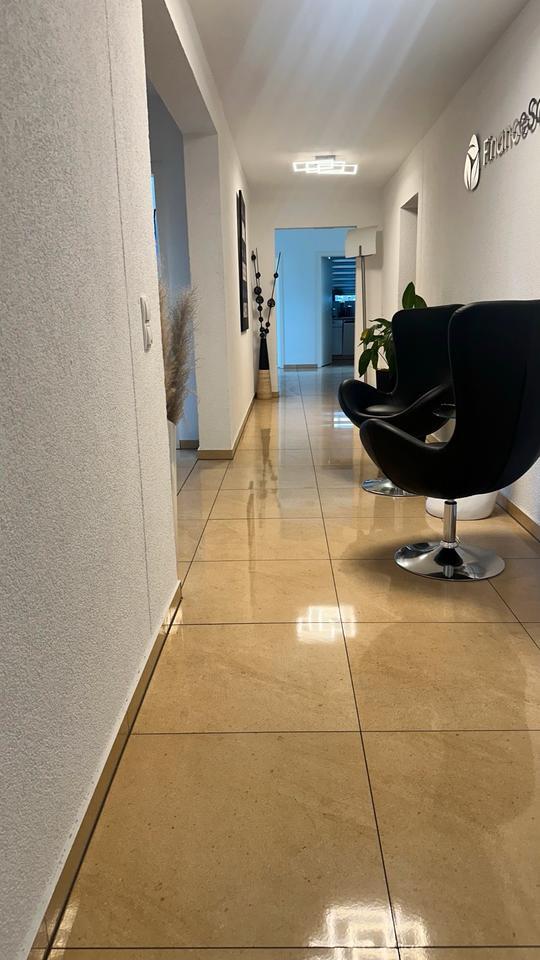 Büro mit Möbeln