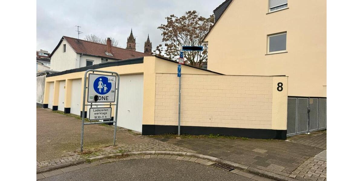 3-Familienhaus + 5 Garagen - Zentrale Lage 9 zimmer