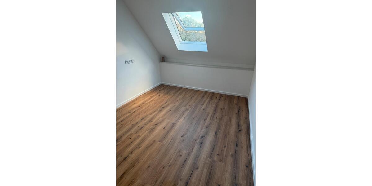 Dachgeschoßwohnung Ludwigshafen am Rhein - 4 Zimmer, 80 m&sup2;, 930&euro; | Angebot:25269681