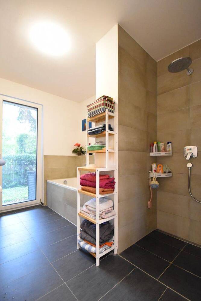 Schicke NeubauWohnung mit Tiefgaragenstellplatz und Garten