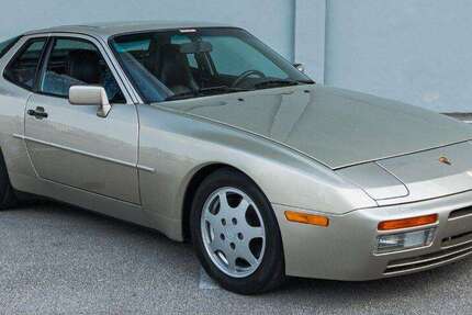 Porsche 944
