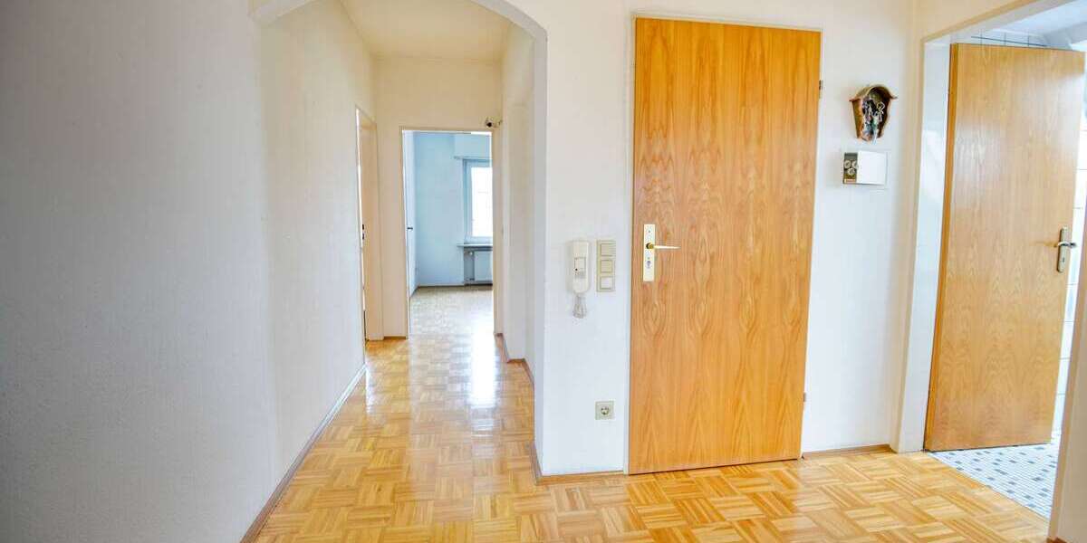3 ZKB DG & 2 ZKB Souterrain Whg Sofort beziehbar Garage & 2 Stellplätze inkl - Etagenwohnung Waldsee | Angebot:22649085