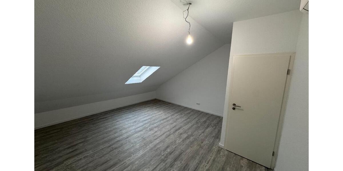Dachgeschoßwohnung Gernsheim - 4 Zimmer, 86 m&sup2;, 1.150&euro; | Angebot:26006065