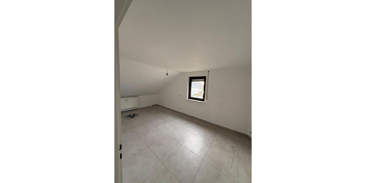 Dachgeschoßwohnung Bürstadt - 3 Zimmer, 80 m&sup2;, 1.250&euro; | Angebot:26237996