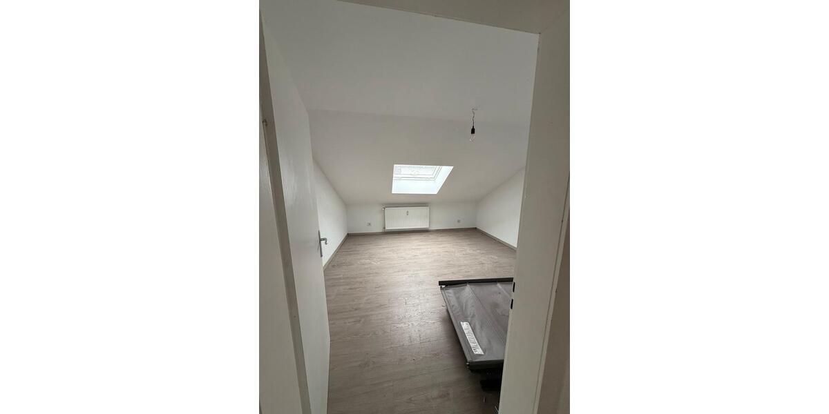 Dachgeschoßwohnung Bürstadt - 3 Zimmer, 80 m&sup2;, 1.250&euro; | Angebot:26237996