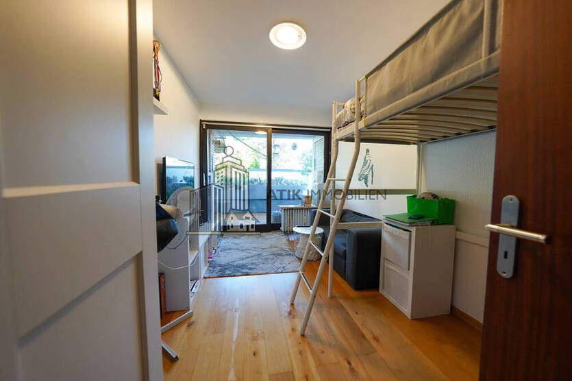 ATIK: Charmante 4-Zimmer-Erdgeschoßwohnung mit sonnigem Südbalkon in ruhiger Feldrandlage