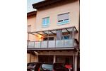 Charmantes Mehr­etagenhaus mit Balkon