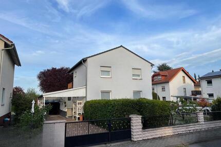 Freistehendes Einfamilienhaus mit fünf Zimmern und großem Garten