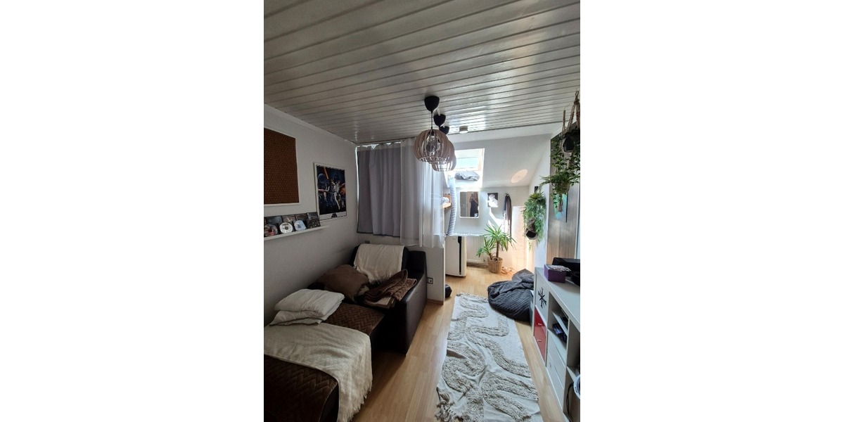 Reserviert 4,5 Zimmer Dachgeschosswohnung mit großem Grundstücksanteil und Carport in Südhessen 4.5 zimmer