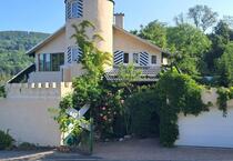 Architektenhaus im Burgstil mit unverbaubarem Weitblick in Linden