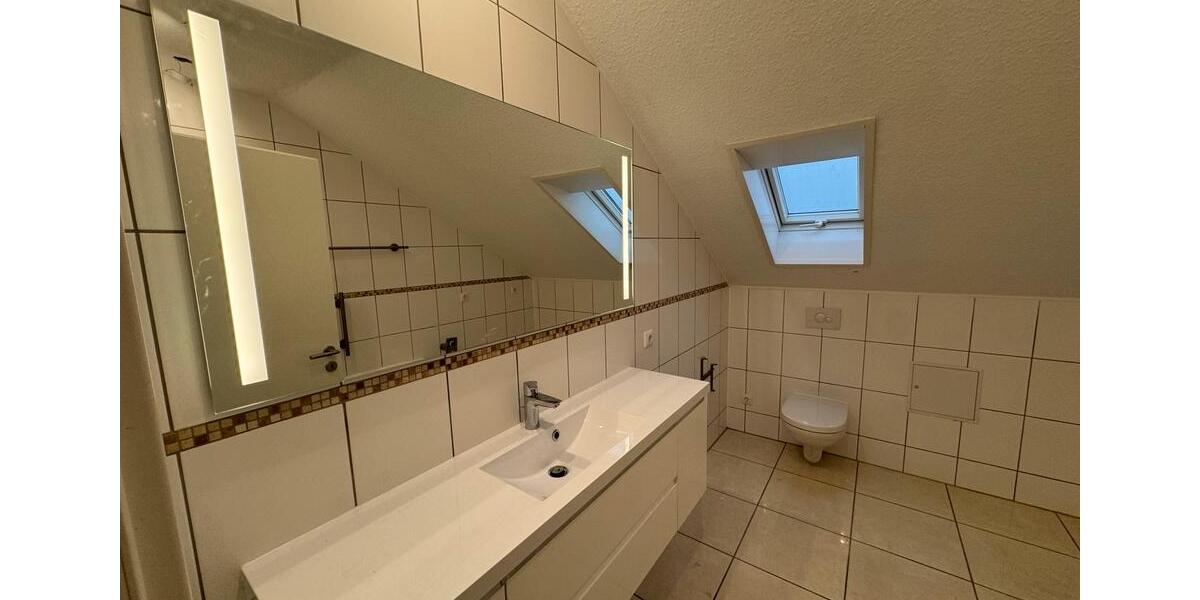 Helle 4-ZKB DG-Wohnung - KlimaWärmepumpe, Stellplatz + Garten 4 zimmer