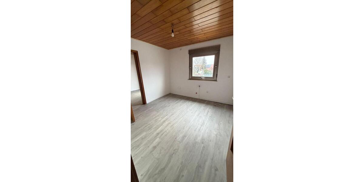 Großzügiges, frisch renoviertes Zweifamilienhaus mit Garten – Plankstadt 8 zimmer