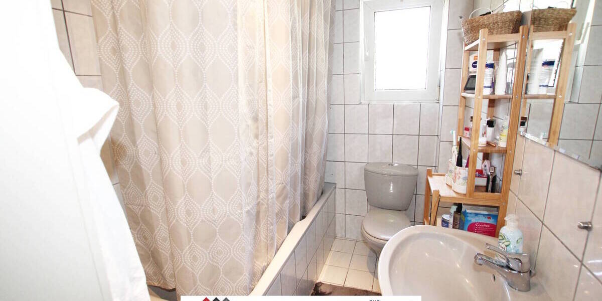 Schönes 3-Familienhaus, insg. 191m² Wohnfläche + 600m² Grundstück, inkl. 2 Garagen & Garten 1 zimmer