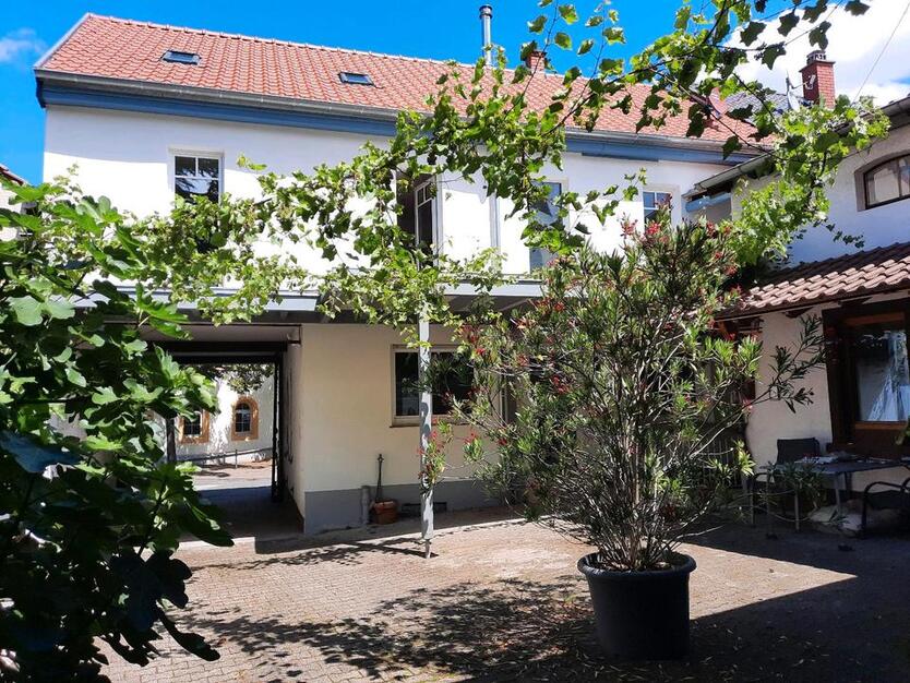 *Von Privat* Ein- bis Zweifamilienhaus mit Nebengebäuden
