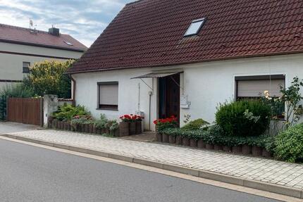 Sanierungsbedürftiges Wohnhaus mit viel Nebengelass
