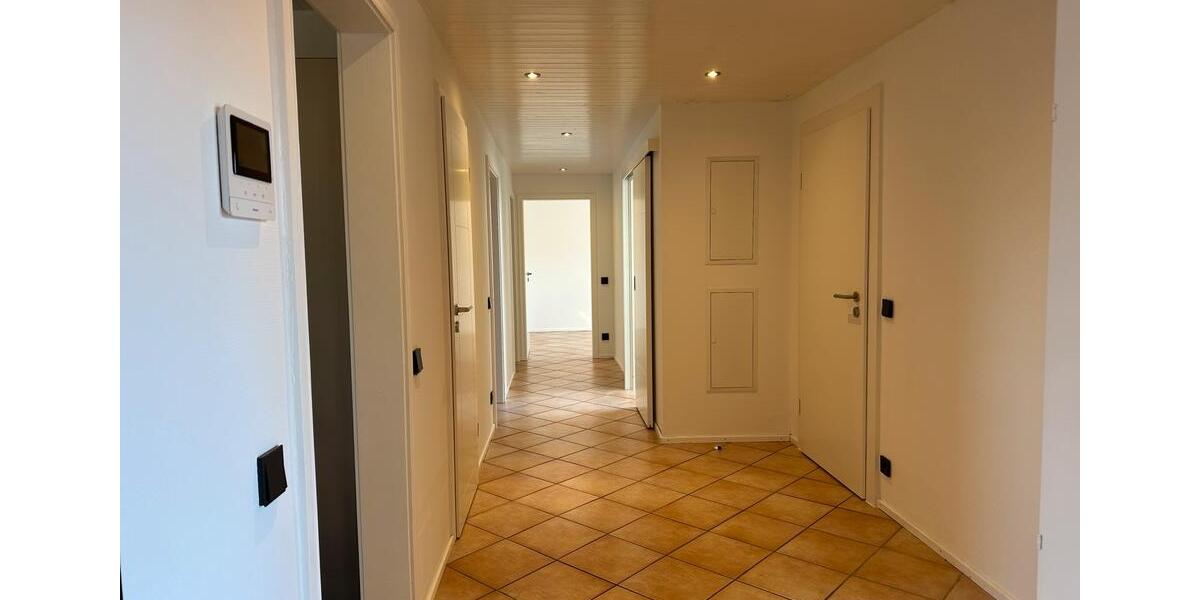 Eigentumswohnung, Dachgeschoss, 4Z, EBK, TLB, Terrasse,, Kamin.. 4 zimmer