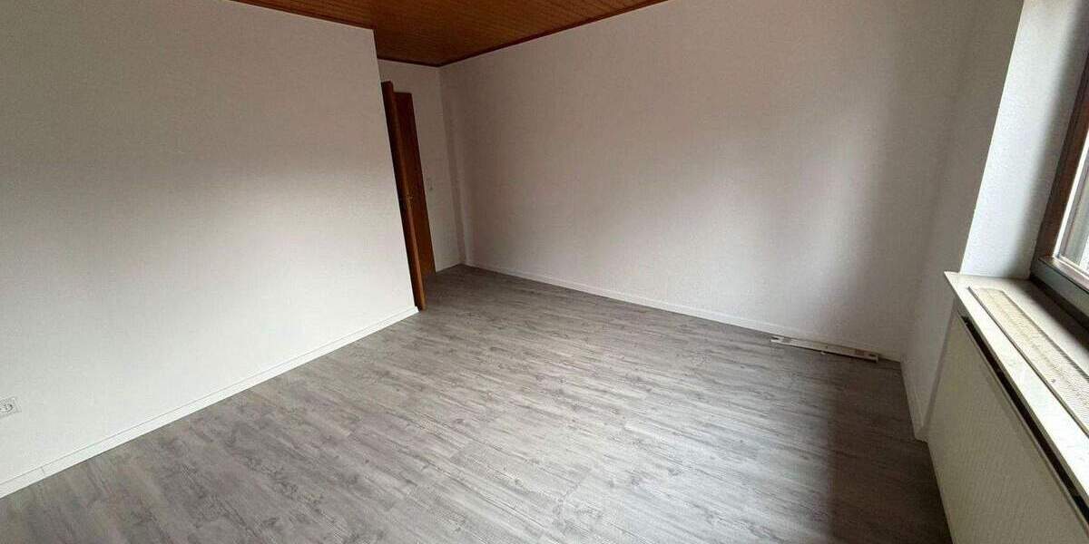 Großzügiges, frisch renoviertes Zweifamilienhaus mit Garten - Plankstadt 8 zimmer