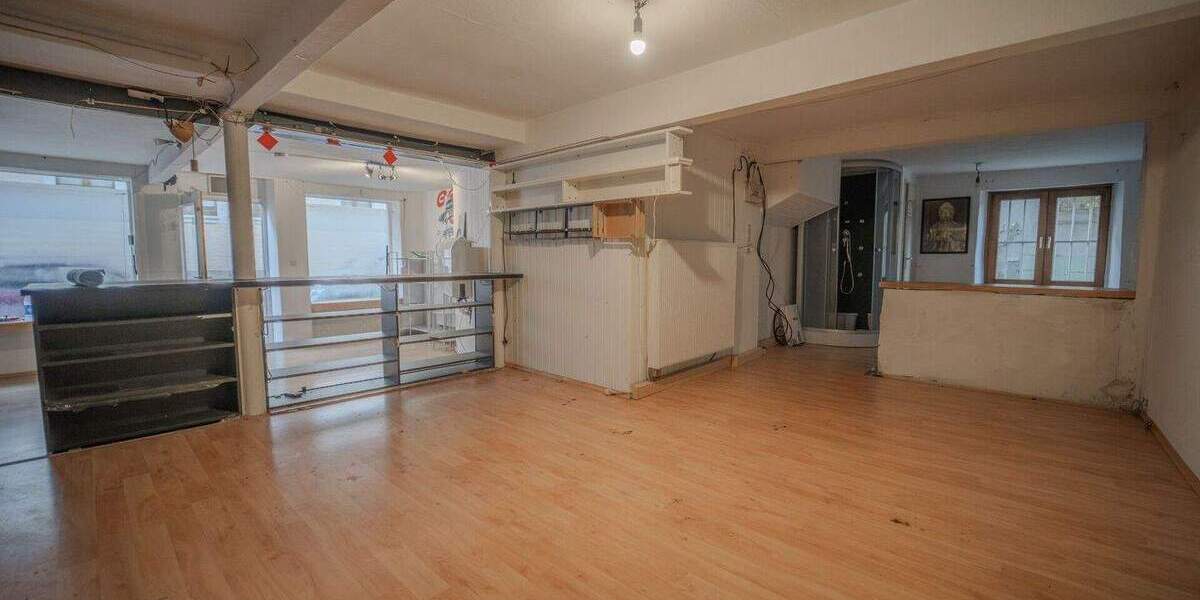 Altstadthaus mit bis zu 3 Wohneinheiten und Ladenfläche - jetzt bei realunis 9 zimmer